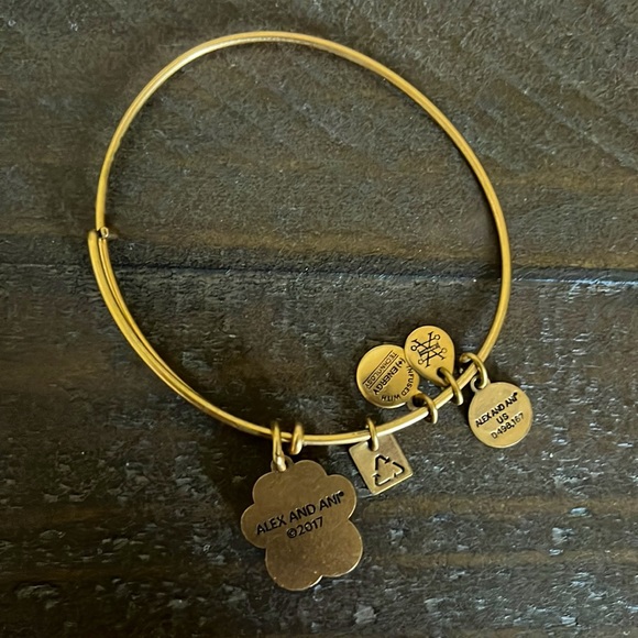 *NWOT* Alex and Ani paw print charm bracelet - Picture 3 of 3